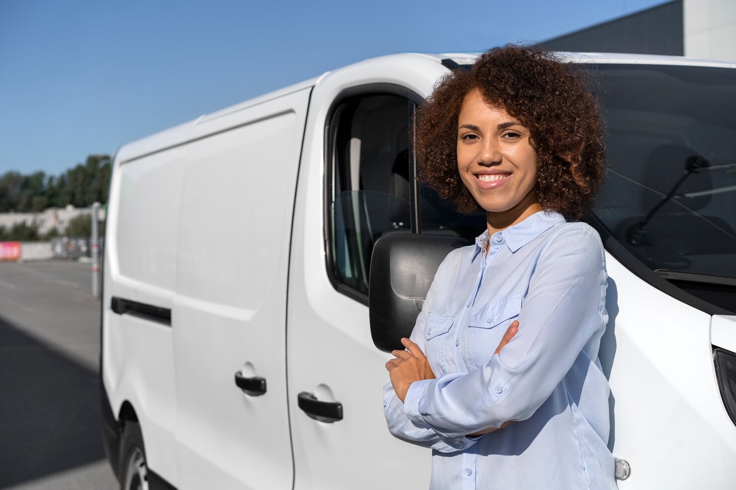 mujer-sonriente-tiro-medio-trabajando